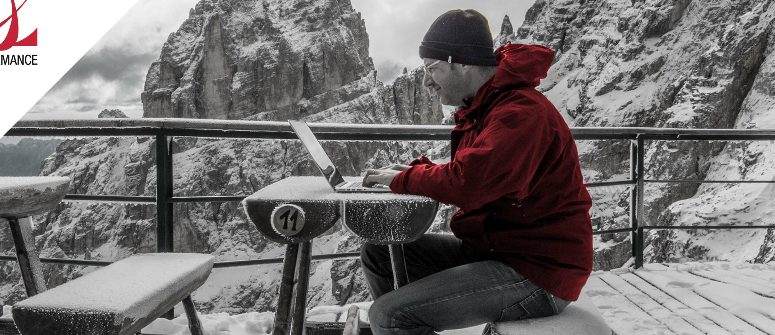 Homme assis dans la neige - Thermolife - protection intempéries et froid - Performance